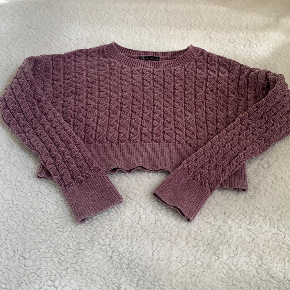 Lightly worn petite large crop top. The material is super cozy and soft!